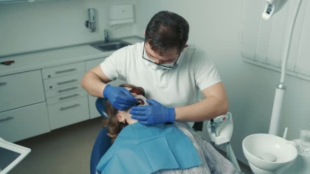 歯の椅子に横たわっ白人女性患者 — ストック動画