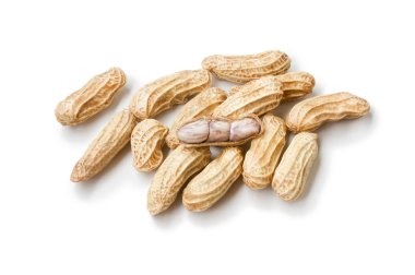 Beyaz arkaplanda kaynamış fıstık