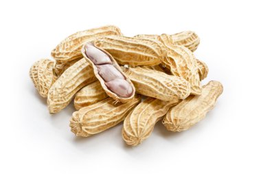 Beyaz arkaplanda kaynamış fıstık