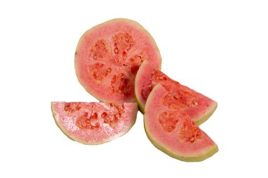 Beyaz arkaplanda kırmızı guava meyvesi