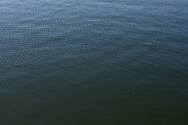 Gota Agua Creando Olas Ondulaciones Fondo Azul Oscuro — Foto de Stock