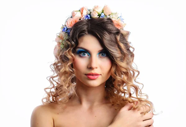 Skönhetsporträtt Ung Söt Modell Med Ljus Makeup Och Blommor Håret — Stockfoto