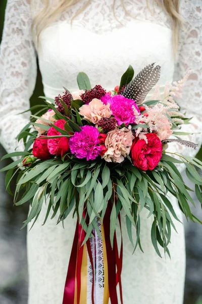 一束牡丹和红玫瑰在身穿白衣的新娘手里 结婚的概念 — 图库照片