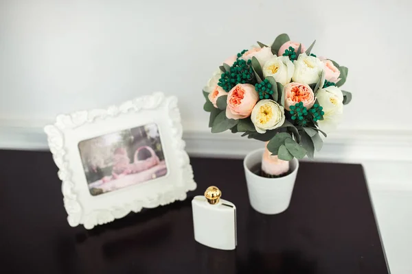 Composição Sobre Mesa Buquê Rosas Uma Moldura Branca Defocus Conceito — Fotografia de Stock