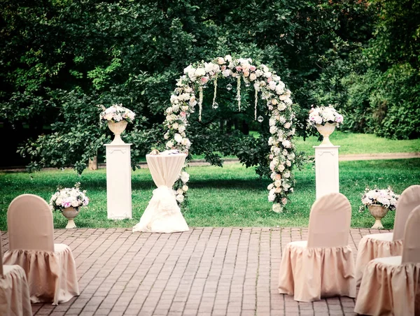 Hermosa Decoración Boda Área Ceremonia Boda Arco Clásico Redondo Sillas —  Fotos de Stock