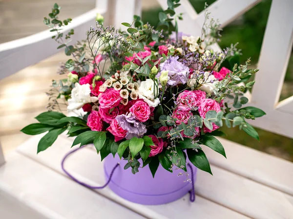 Grand Beau Bouquet Cadeau Avec Roses Rouges Blanches Verdure Dans — Photo