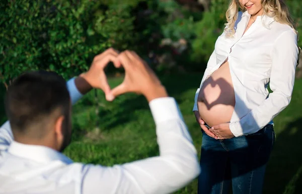 Una Donna Incinta Camicia Bianca Con Marito Con Ombra Del — Foto Stock