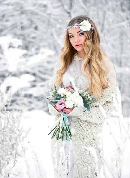 在冬天的雪地森林里 一个迷人的年轻女子头顶上挂着美丽的花朵 戴着花束 在户外吸引着她 — 图库照片