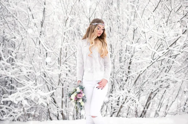 Carino Ragazza Inverno Foresta Neve All Aperto Con Bellissimi Fiori — Foto Stock