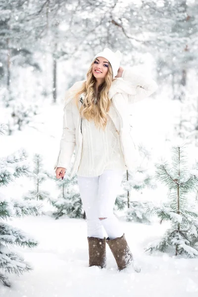 Leende Ung Kvinna Vinterkläder Snöig Skog Promenader Filt Stövlar — Stockfoto