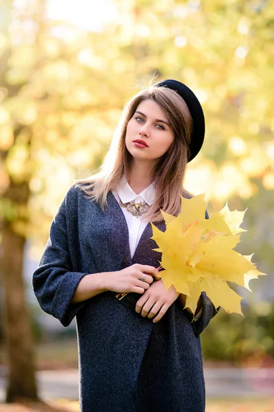 Junges Nettes Mädchen Park Mit Einem Strauß Herbstblätter Ihren Händen — Stockfoto