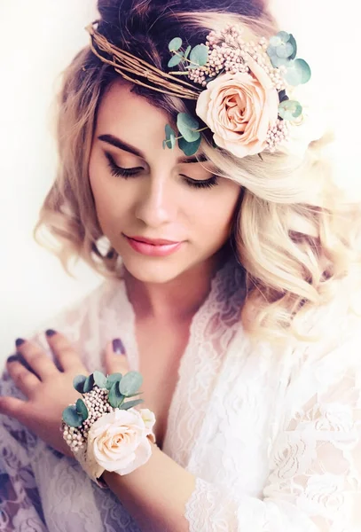 Vacker Ung Kvinna Med Blomkrans Närbild Porträtt — Stockfoto
