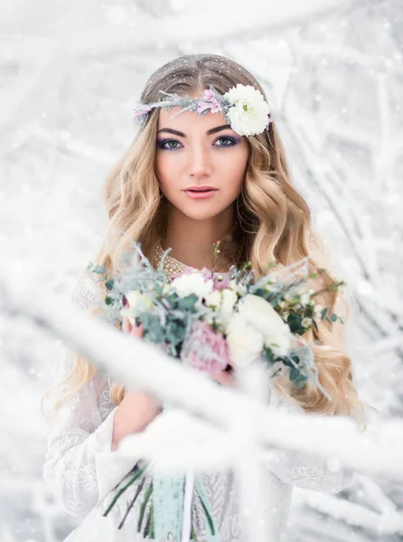 Vonzó Fiatal Téli Hóerdőben Szabadban Gyönyörű Virágokkal Fején Csokorral — Stock Fotó