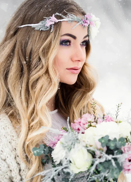 Zimowa Kobieta Śnieżnym Lesie Pięknymi Kwiatami Koncepcja Piękna Makijażu Zimowego — Zdjęcie stockowe
