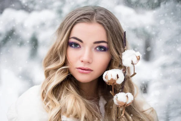 Sposa Invernale Una Foresta Innevata Con Ramo Cotone Concetto Bellezza — Foto Stock