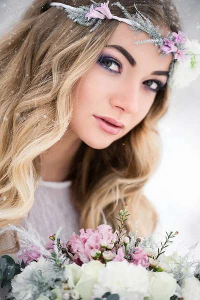 Téli Menyasszony Egy Havas Erdőben Szabadban Gyönyörű Virágokkal Fején Egy — Stock Fotó