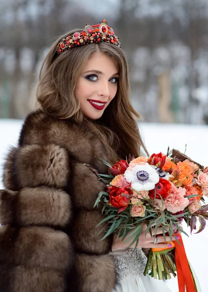 Gyönyörű Menyasszony Bundában Egy Csokor Virággal Egy Téli Napon Hókirálynő — Stock Fotó