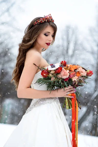 Młoda Piękna Panna Młoda Sukni Ślubnej Bukietem Kwiatów Zimowy Dzień — Zdjęcie stockowe