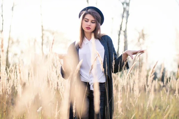 Красивая Девушка Шляпе Сером Пальто Осеннее Настроение — стоковое фото