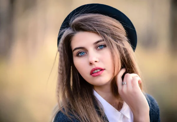 Une Jolie Femme Aux Yeux Bleus Avec Chapeau Manteau Gris — Photo