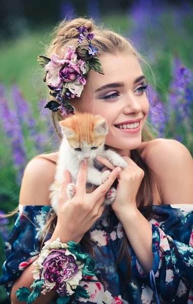 Sevimli Mutlu Kız Yaz Doğasında Küçük Tüylü Bir Kediyle Oynarken — Stok fotoğraf