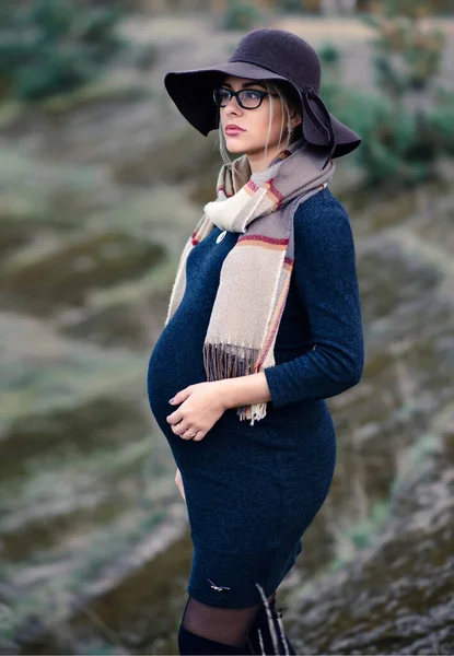 Şapkalı Siyah Dar Elbiseli Şık Hamile Bir Kadın Sonbahar Doğasında — Stok fotoğraf