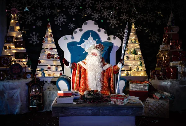 Papai Noel Sua Residência Noturna Está Sentado Uma Cadeira Preparando — Fotografia de Stock