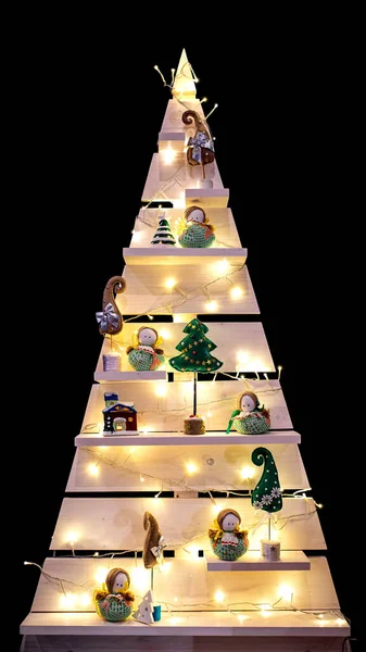 Árvore Natal Triangular Com Prateleiras Acessórios Inverno Natal Isolar Fundo — Fotografia de Stock