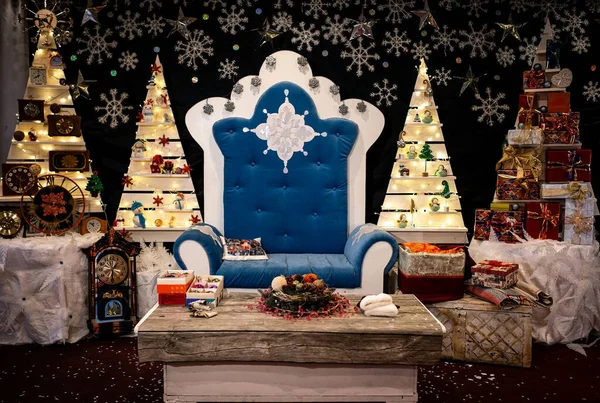 Cadeira Pai Natal Quarto Residência Está Decorado Com Árvores Natal — Fotografia de Stock