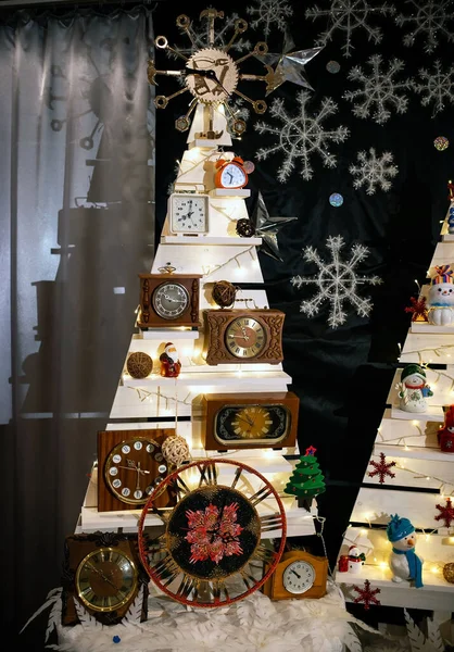 Árvore Natal Feita Relógios Retro Velhos Decorações Para Casa Para — Fotografia de Stock