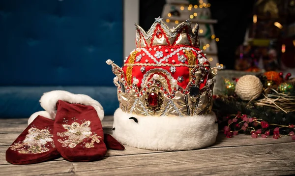 Papai Noel Chapéu Luvas Estão Mesa Madeira Natal Ano Novo — Fotografia de Stock