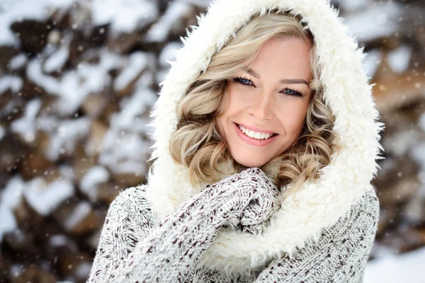 Uma Mulher Bonita Com Dentes Brancos Sorriso Perfeito Feliz Inverno — Fotografia de Stock