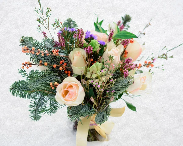 Winter Wedding Bouquet Roses Christmas Tree Branches Snow — Stock Photo, Image