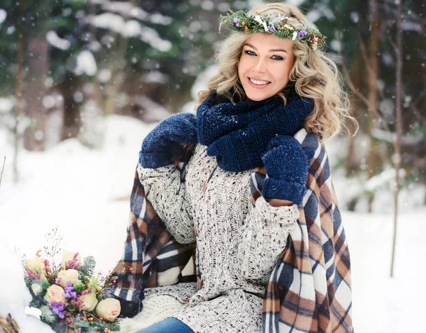 Mulher Bonita Com Sorriso Perfeito Floresta Inverno Feliz Inverno Sincero — Fotografia de Stock