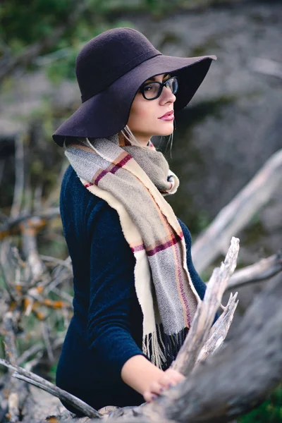 Mulher Elegante Óculos Chapéu Com Grande Lenço Conceito Roupas Outono — Fotografia de Stock