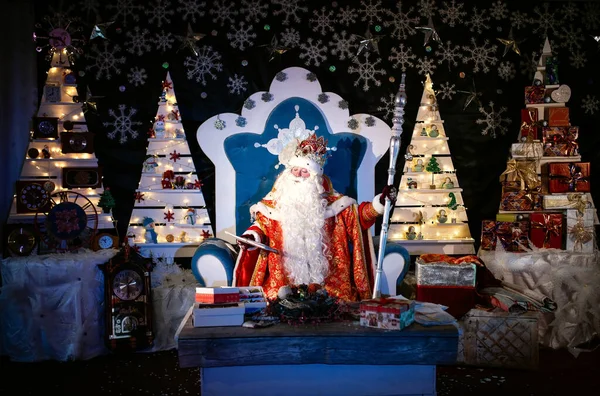 Papai Noel Está Sentado Uma Cadeira Sua Residência Noturna Lendo — Fotografia de Stock