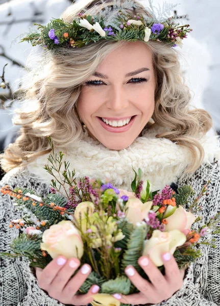 Una Hermosa Mujer Con Dientes Blancos Una Sonrisa Perfecta Sostiene — Foto de Stock