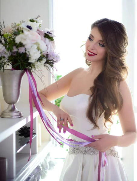 一个漂亮的笑容可亲的新娘早上穿白色婚纱 内饰有花束的婚礼 — 图库照片