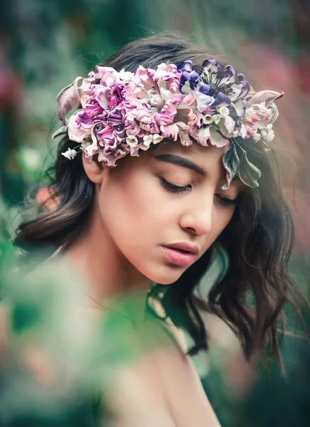 Vacker Romantisk Våren Kvinna Med Blomma Krans Utomhus Skönhet Porträtt — Stockfoto