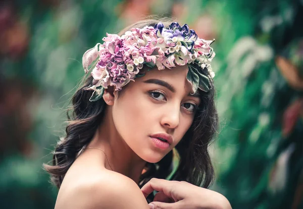 Çiçek Çelengi Olan Güzel Genç Şık Bir Kadın Açık Hava — Stok fotoğraf