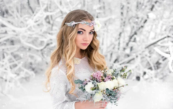 Mulher Inverno Atraente Uma Floresta Neve Branca Com Uma Bela — Fotografia de Stock