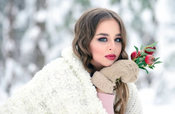 Vacker Ung Kvinna Med Granatäpple Gren Vinter Skönhet Porträtt Snöig — Stockfoto