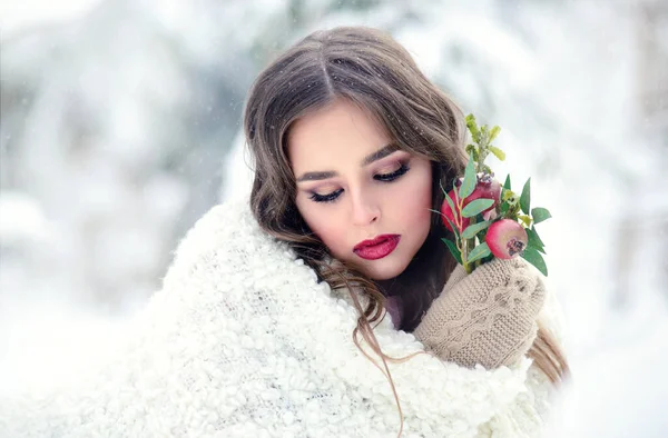 Mulher Bonita Com Ramo Romã Retrato Beleza Inverno Uma Floresta — Fotografia de Stock