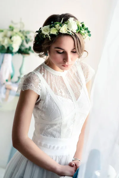 Bella Sposa Abito Elegante Bianco Con Una Corona Fiori Tra — Foto Stock
