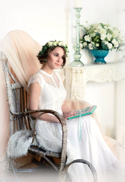 Una Bella Sposa Elegante Abito Bianco Seduta Una Poltrona Sogni — Foto Stock
