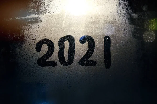 Inscrição 2021 Vidro Embaçado Janela Noite Embaçada Conceito Ano Novo — Fotografia de Stock