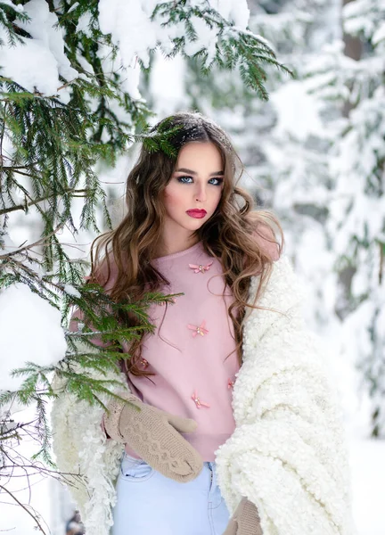 Hermosa Mujer Moda Cuadros Blancos Retrato Belleza Invernal Bosque Nevado — Foto de Stock