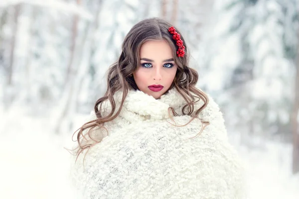 迷人的浪漫女人 头发上长着红色浆果 头戴白色格子花 雪地森林中冬日美景的画像 — 图库照片