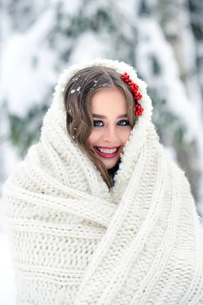 Ελκυστική Χαμογελαστή Όμορφη Γυναίκα Μούρα Στα Μαλλιά Της Χειμερινή Ομορφιά — Φωτογραφία Αρχείου