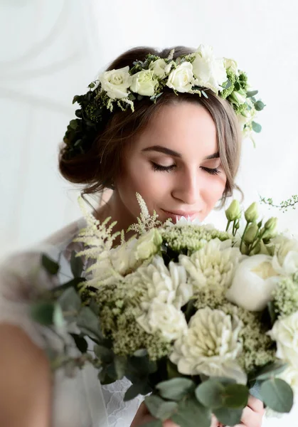 Giovane Bella Sposa Con Bouquet Sposa Elegante Ghirlanda Tra Capelli — Foto Stock